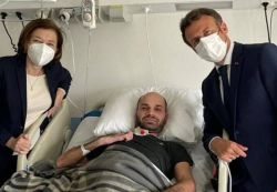 Macron et Parly visitent un soldat hospitalisé à Paris