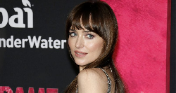 L’humour impassible de Dakota Johnson fait vaciller Hollywood