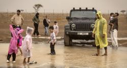 Privés de mousson, des expatriés indiens traquent la pluie dans le désert des Émirats