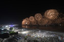 Feux d’artifice et incertitudes : le monde accueille 2026 entre guerres, trêves et espoirs