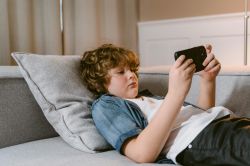Il faut proscrire les écrans pour les moins de six ans, recommandent des experts