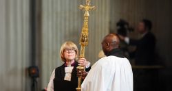 Sarah Mullally confirmée comme archevêque de Canterbury