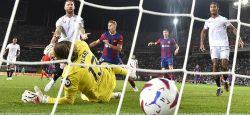 Le Barça arrache la victoire contre Séville sur un but contre son camp de Ramos