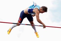 Athlétisme: Lavillenie abandonne la couronne à Collet