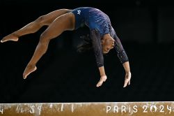 La gymnaste Simone Biles s'entraîne en toute détente et signe un saut spectacuaire