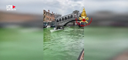 Le Grand Canal de Venise voit vert fluorescent