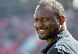 Pris à partie, Vieira envoie au sol un supporter