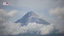 Philippines: un volcan crache cendres et gaz toxiques