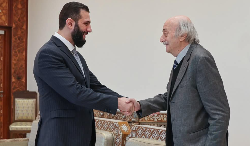 Joumblatt condamne les frappes israéliennes en Syrie et appelle au soutien du processus politique