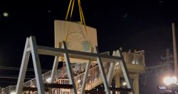 Au Japon, des ouvriers assemblent la première gare ferroviaire imprimée en 3D