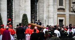 Le monde fait ses adieux au pape François