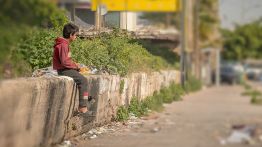 Sur le trottoir de l’oubli, des enfants forcés à survivre