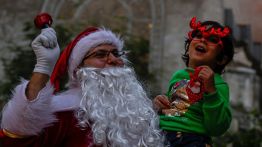 Les célébrations de Noël illuminent le monde