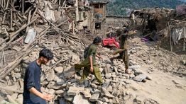 Séisme en Afghanistan: les survivants fouillent les décombres