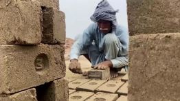 Les briquetiers du Pakistan entre deux feux