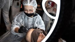 Au Japon, le tatouage cosmétique divise