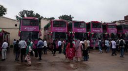 À Dacca, des bus roses réservés aux femmes