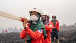 Des femmes pompiers contre les incendies