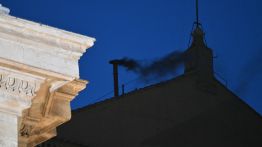 Pas encore de pape: la fumée noire plane sur le conclave