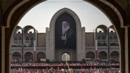 Début de l'hommage public à Khamenei, des milliers d'Iraniens affluent sur le site des funérailles