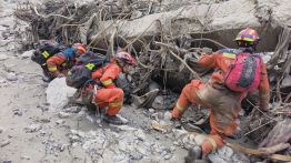 Crue dans l'Himalaya: près de 700 morts, les secours dans la boue à la recherche des disparus