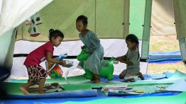 Népal: les enfants touchés par la crue, entre douleur et espoir
