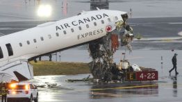 Un avion percute un véhicule de secours à LaGuardia