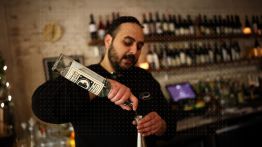 À New York, la renaissance d’un alcool iranien interdit et rebelle