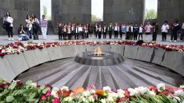 Les Arméniens commémorent le 111ᵉ anniversaire du génocide à Erevan