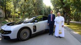 Ferrari présente sa première voiture électrique «Luce» au pape Léon