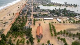 Village ivoirien en crise funéraire face à la mer