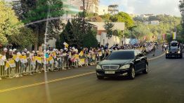 La foule prête sur la route du palais de Baabda