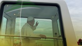 Le Pape Léon XIV salue les fidèles avant la messe