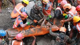 Crue au Népal: deux ouvriers «miraculés» sortis vivants d'un tunnel