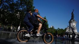 À Paris, les touristes s’adaptent à une chaleur exceptionnelle