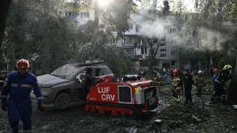 Frappes russes sur Kiev: les secours fouillent les décombres