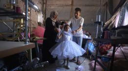À Gaza, des robes cousues dans les ruines