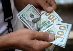 Le dollar progresse, porté par la remontée des prix du pétrole