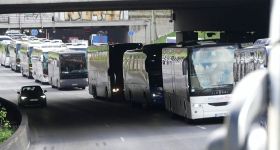 À Paris, les routiers bloquent face à la hausse des carburants