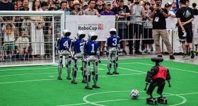 En Corée du Sud, des robots jouent au football