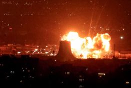Des dépôts de carburant en feu plongent Téhéran dans la nuit, en plein jour