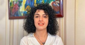 Iran: Narges Mohammadi «entre la vie et la mort», selon son avocate