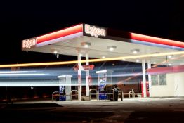 ExxonMobil et Chevron, "plus riches que Dieu" selon Biden