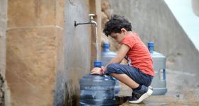 Bombes et eau potable: le Liban peut-il boire sans risque?