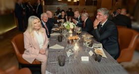 Qui sont les sénateurs bipartisans présents au dîner du Four Seasons ?
