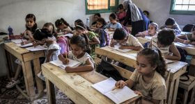 Gaza: des palettes transformées en pupitres