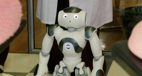 Des robots au chevet des seniors: quand l’IA s’invite dans les maisons de retraite