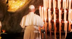 Léon XIV à Lourdes: une nuit illuminée par la foi