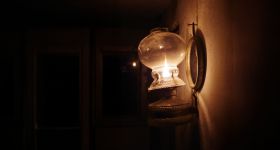 La lampe à huile, éclairer avant l’interrupteur