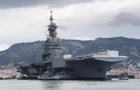 Ravitailler le porte-avions Charles-de-Gaulle et son escorte, un défi logistique